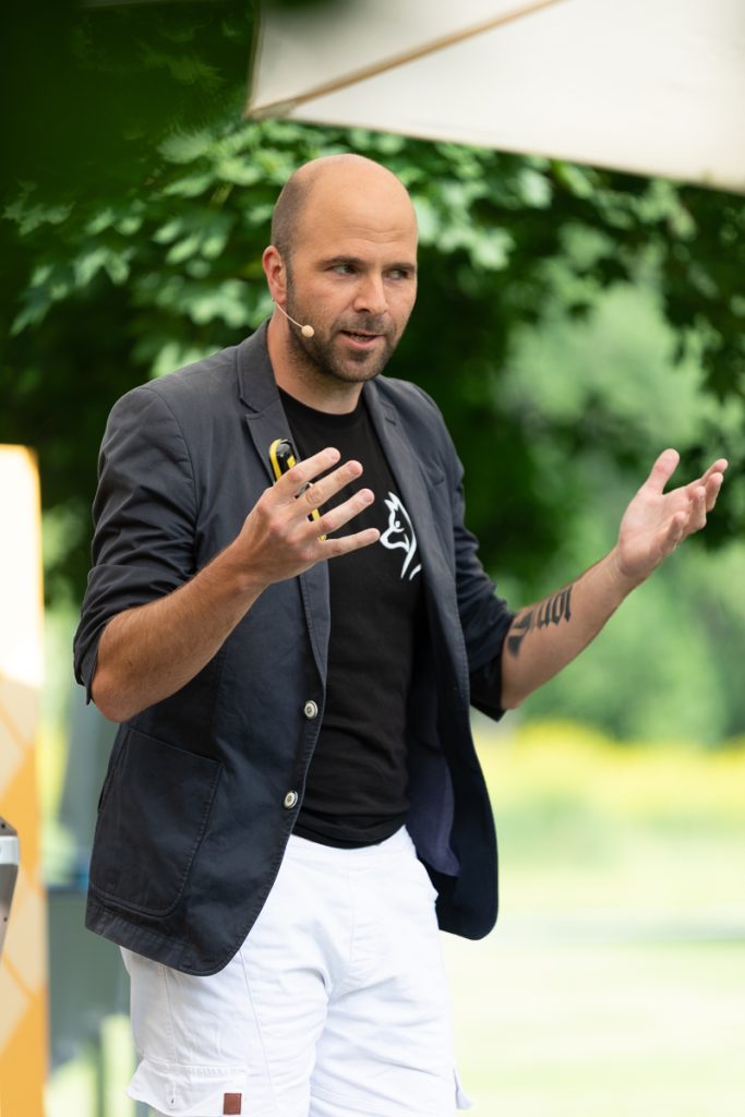 Jürgen Eisserer von SERVUS TV als renommiertester Rhetorik-Experte des Landes bennannt, arbeitet seit 15 Jahren mit Schlittenhunden und ist dazu ausgebildeter Diplom-Hundetrainer und ehrenamtlich in einem Tierheim tätig.